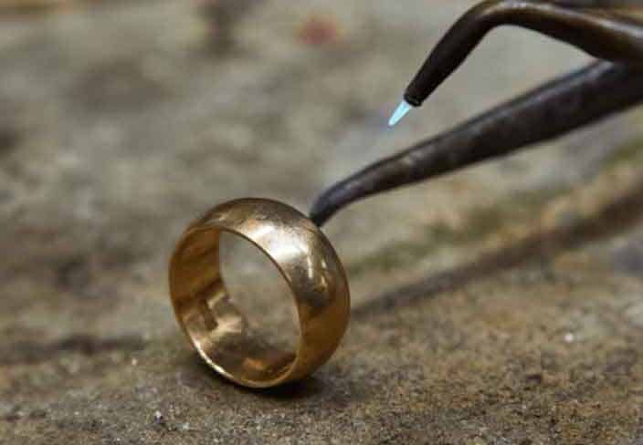 Goldring unter der Lupe – geprüfter Ankauf bei Schützen Goldstube, Marktplatz 11, Grünwald